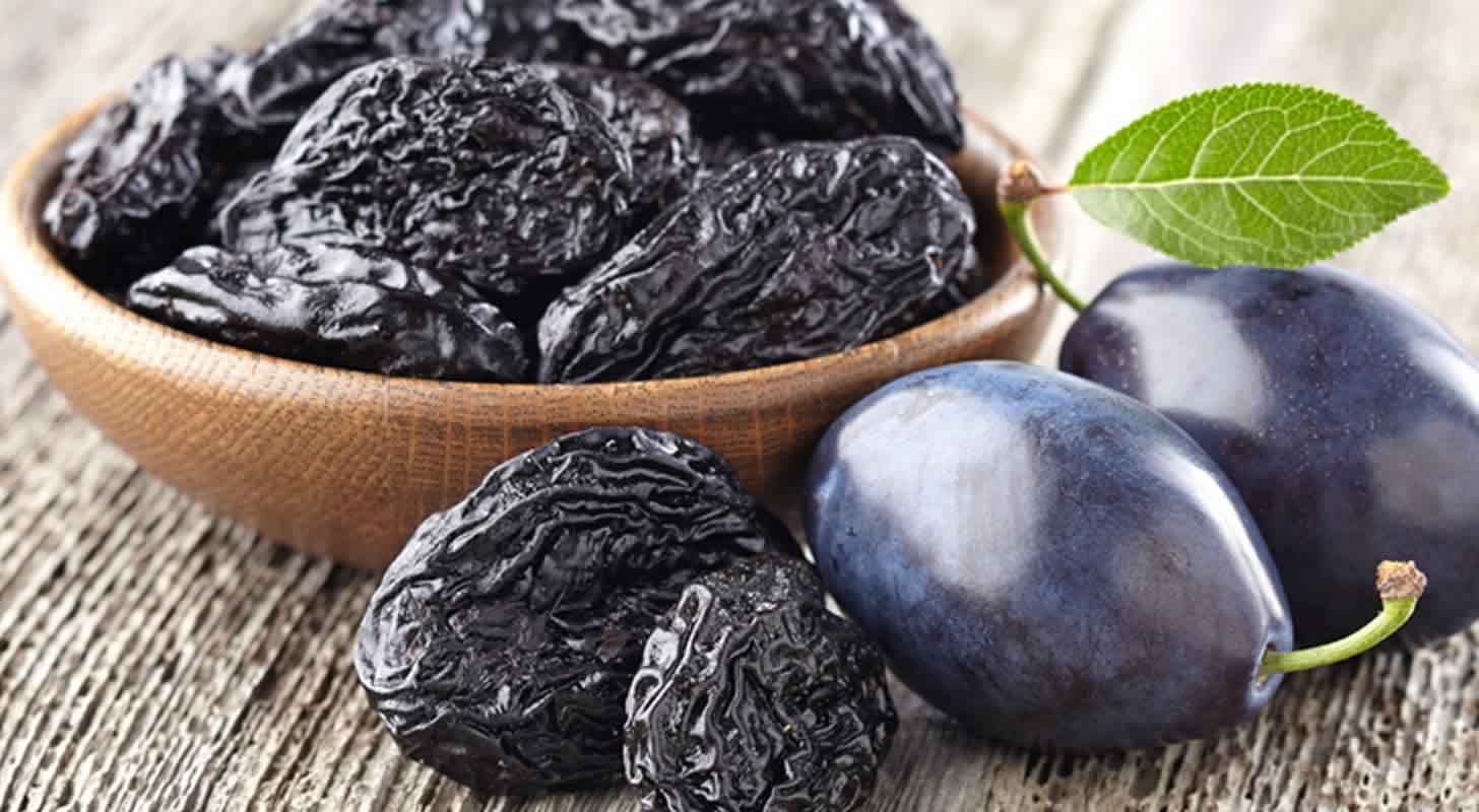 Prune liqueur: 2 recipes at home