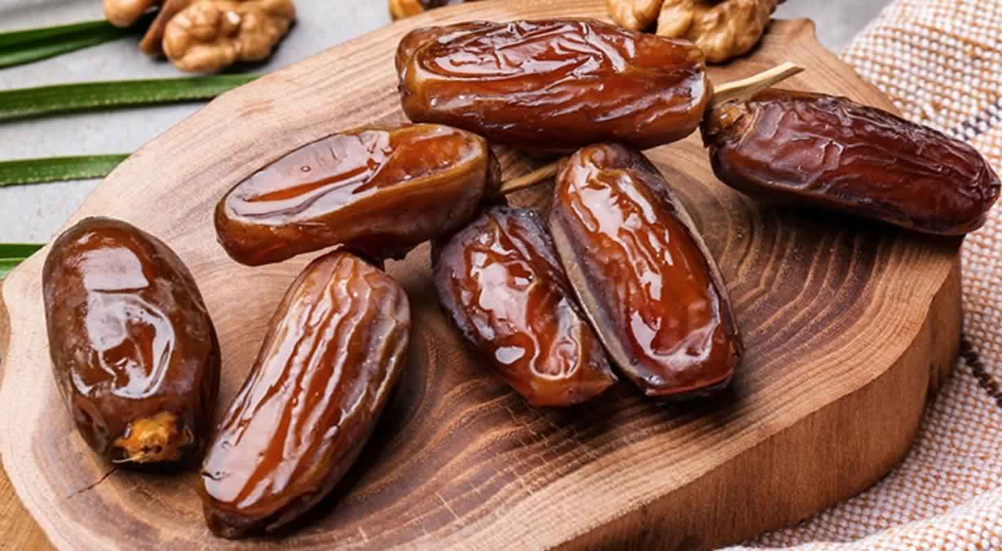 Date liqueur: 2 recipes at home